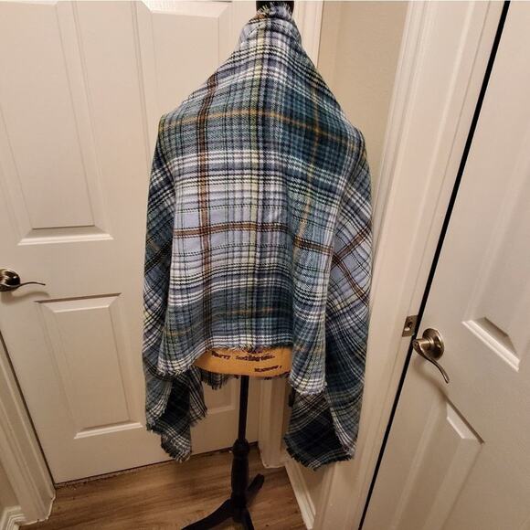 American Eagle Green White‎ Warm comfy plaid fringed scarf wrap - Picture 4 of 5